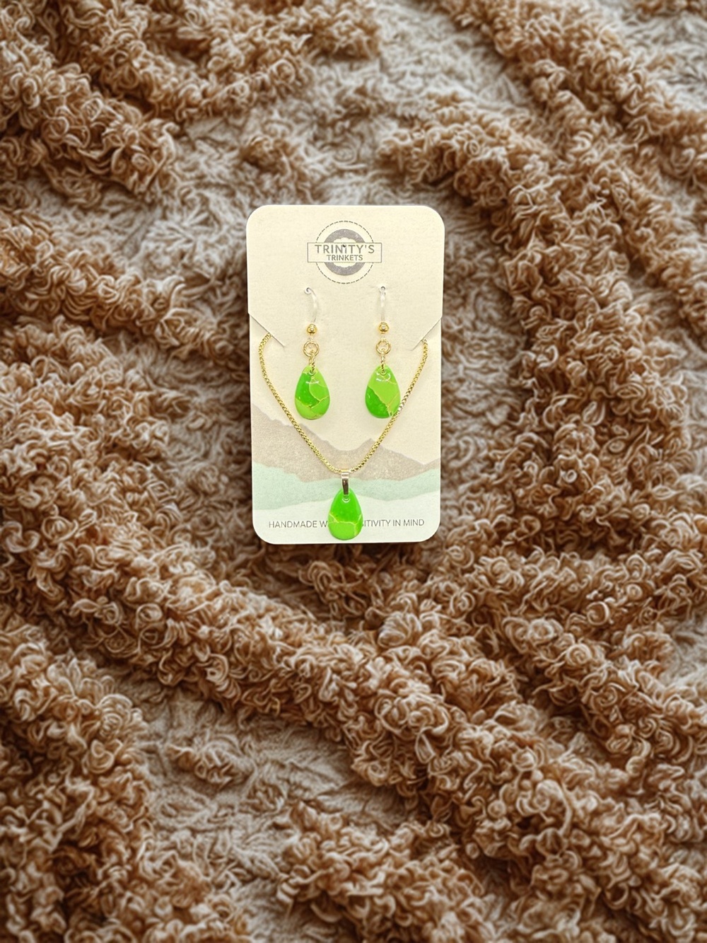 💚TRINITY’S TRINKETS💚Lime Green Teardrop Necklace & Earrings Set/NIP